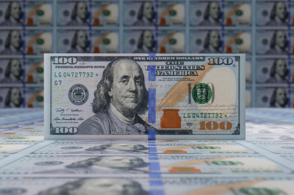 В Узбекистане увеличат лимит покупки наличной валюты без паспорта до $500