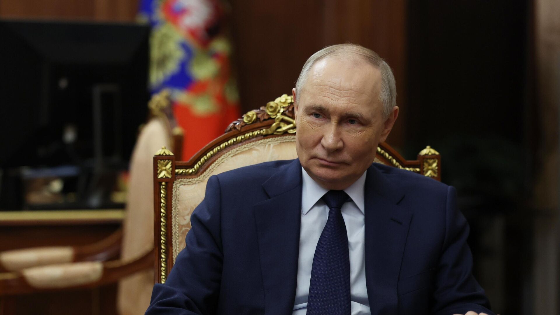 Россияне стали ниже оценивать работу Путина