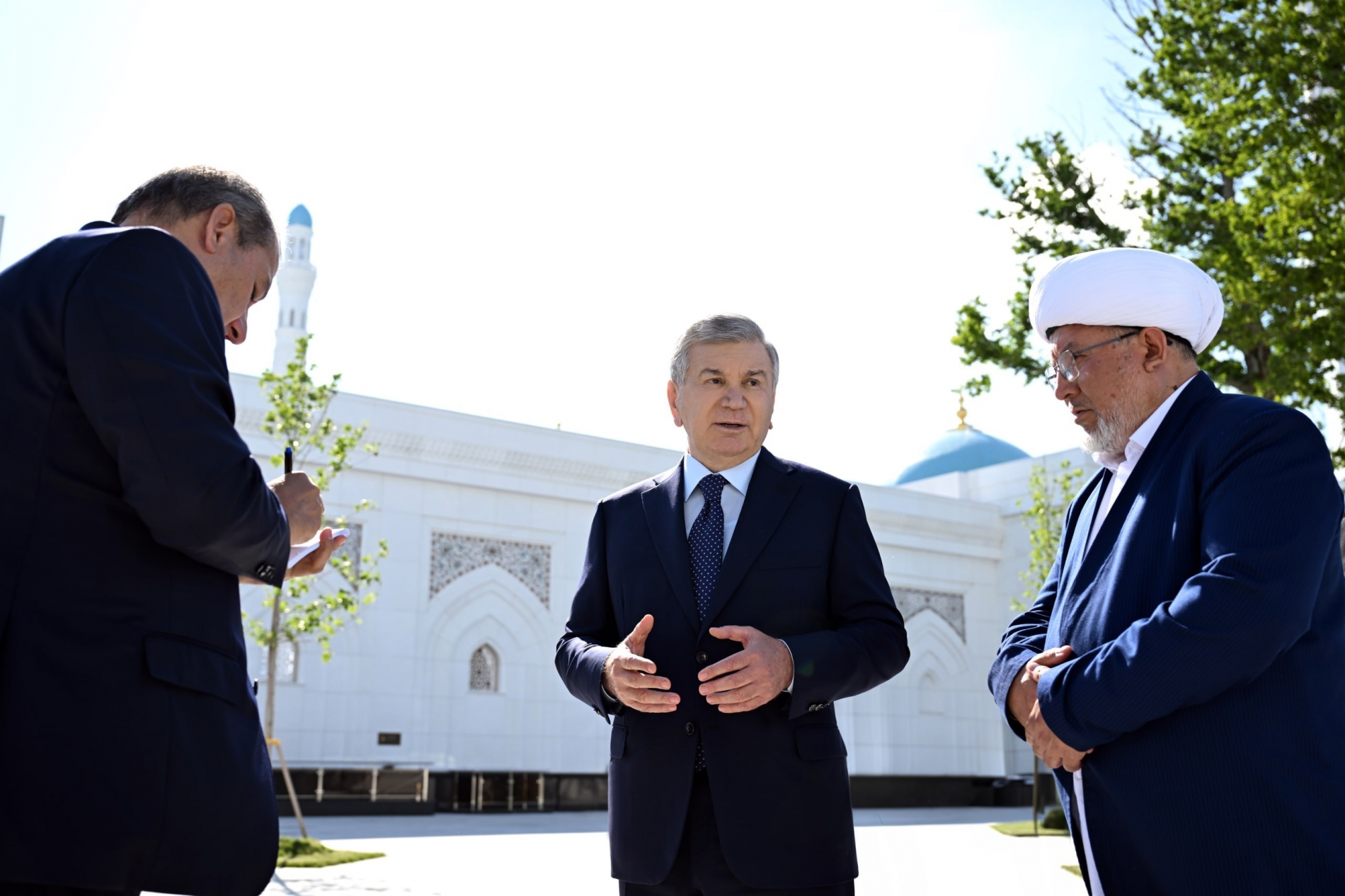 Shavkat Mirziyoyev Samarqandga tashrifini Imom Buxoriy majmuasi ziyofatidan boshladi